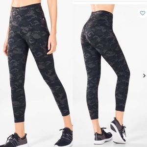 BRAND NEW - Camouflage High-Waist 7/8 Leggings